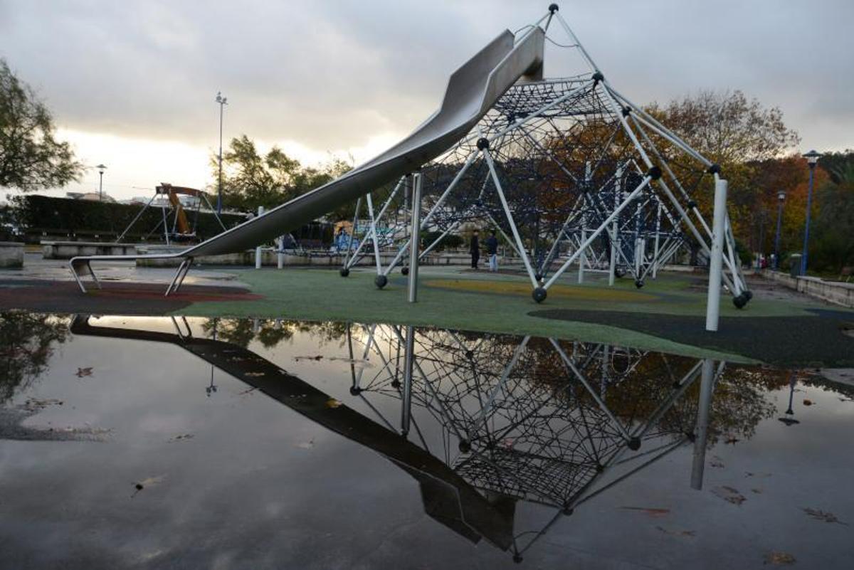 El parque infantil de la Alameda Nova de Cangas, esta semana, casi vacío. | GONZALO NÚÑEZ