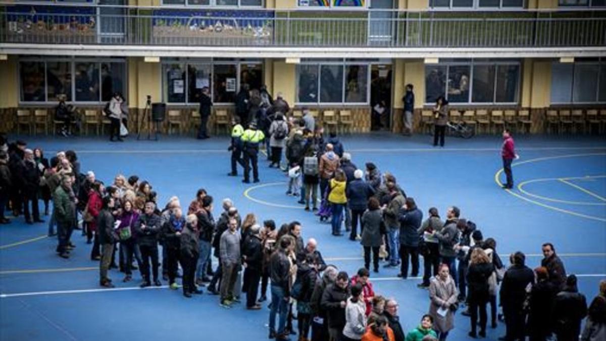 21-D: participación récord. El 82% del electorado votó el jueves en una jornada en la que C's ganó en votos y escaños, y el bloque independentista revalidó la mayoría absoluta.