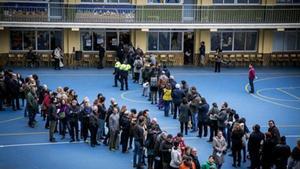 21-D: participación récord. El 82% del electorado votóel jueves en una jornada en la que C’s ganó en votos y escaños,y el bloque independentista revalidó la mayoría absoluta.