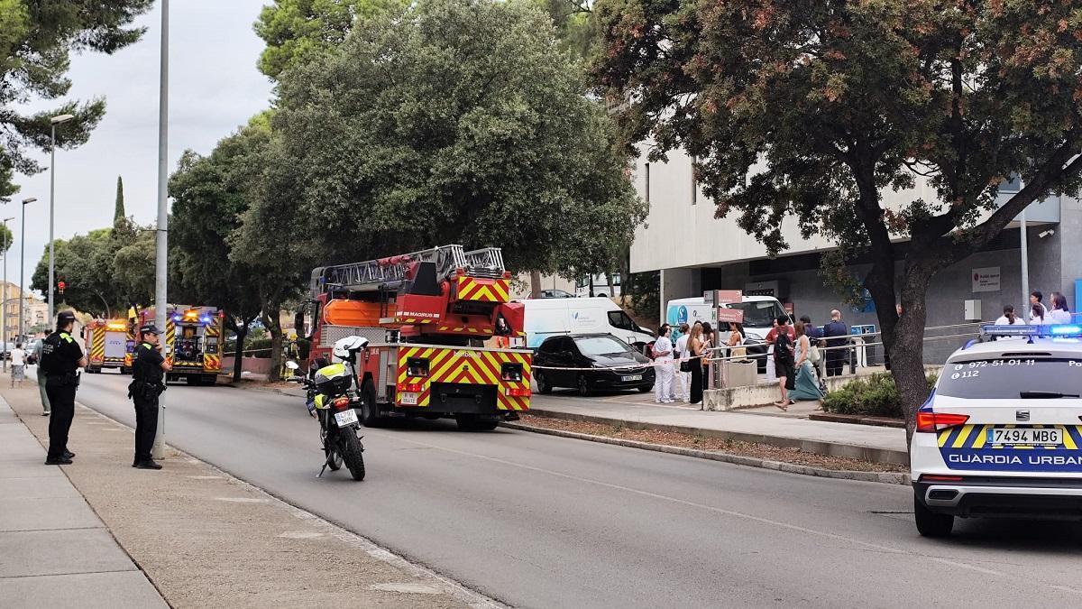Bombers i Guàrdia Urbana en el lloc dels fets amb el personal a fora