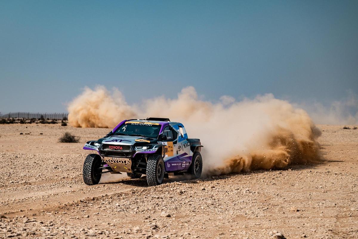 El Toyota de Yacopini i Oliveras en plena competició a Qatar