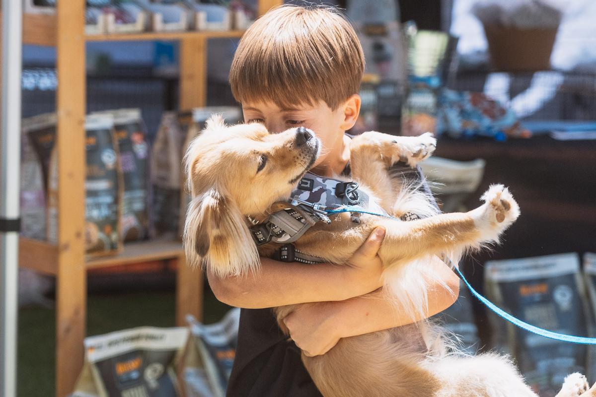 Un vecino con su mascota.