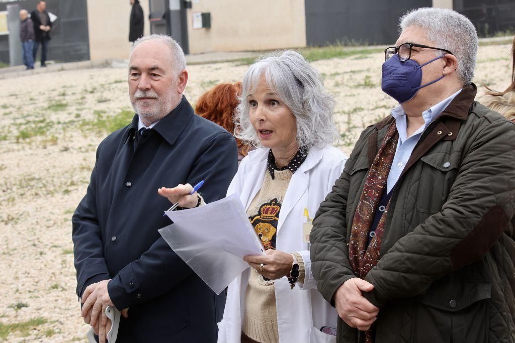 La protesta de los médicos contra el Estatuto Marco de Sanidad a las puertas de la Arrixaca, en imágenes