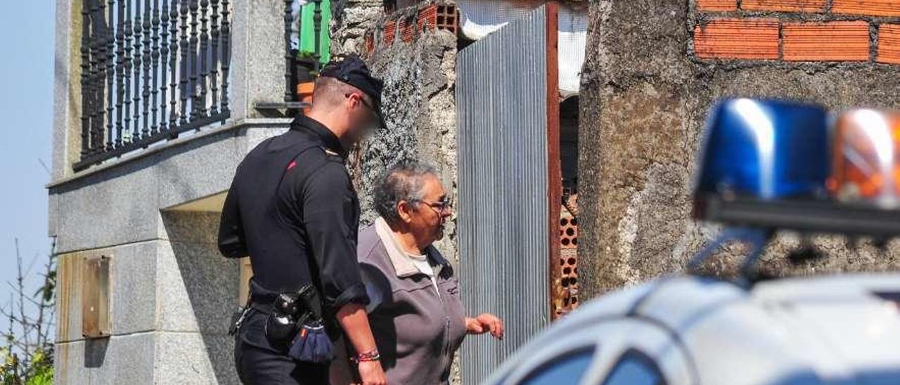 La Policía Nacional, ante la puerta de la casa del vecino de Cea. // Iñaki Abella