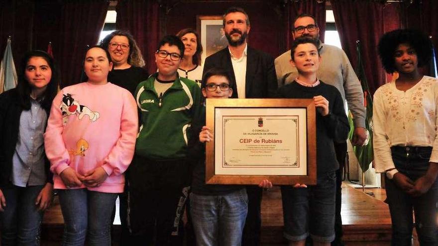 Los escolares del colegio de Rubiáns fueron los primeros de Vilagarcía en recibir un diploma enmarcado por parte del Concello. // Iñaki Abella