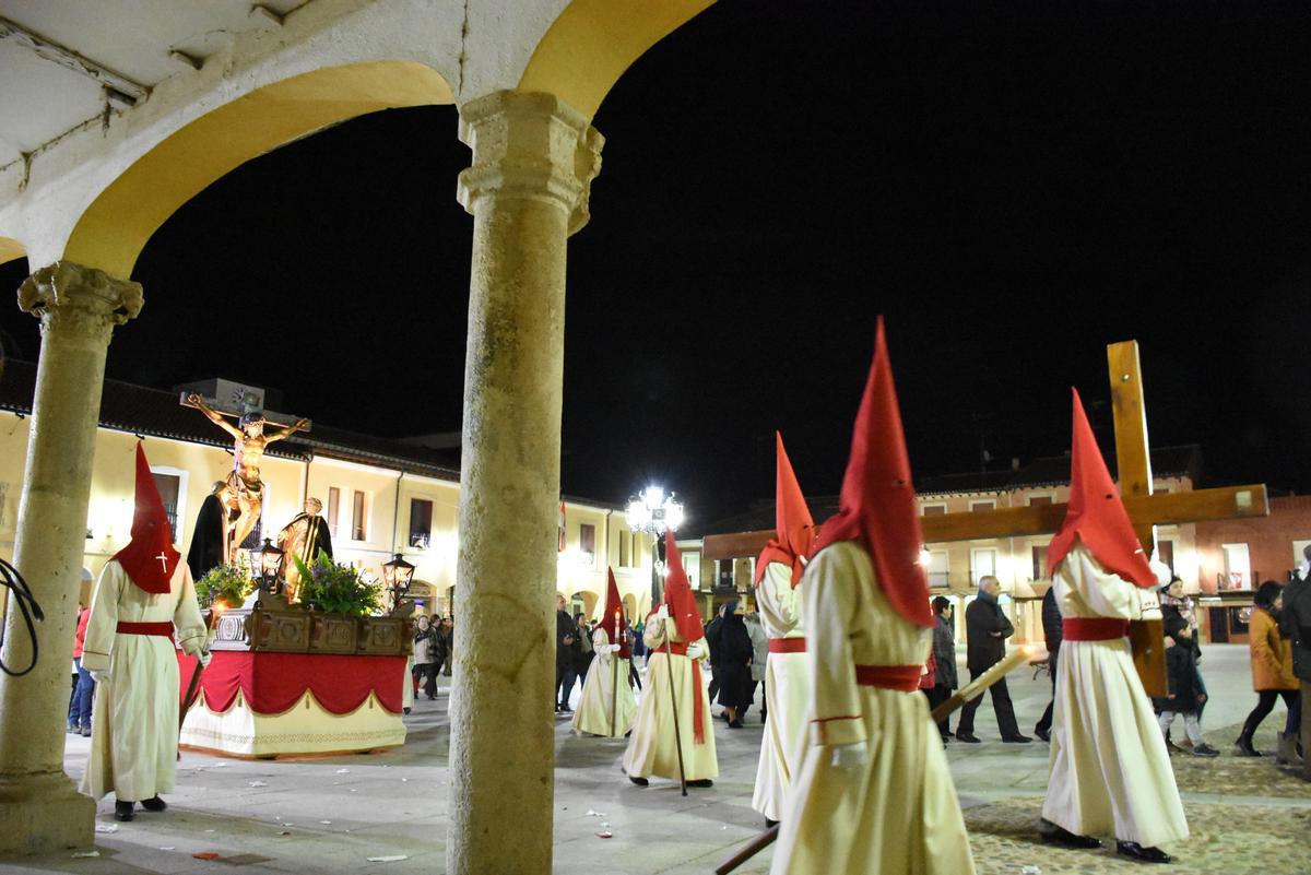 Procesión del Santísimo Cristo de la Pasión pasando por la Plaza Mayor de Villalpando.