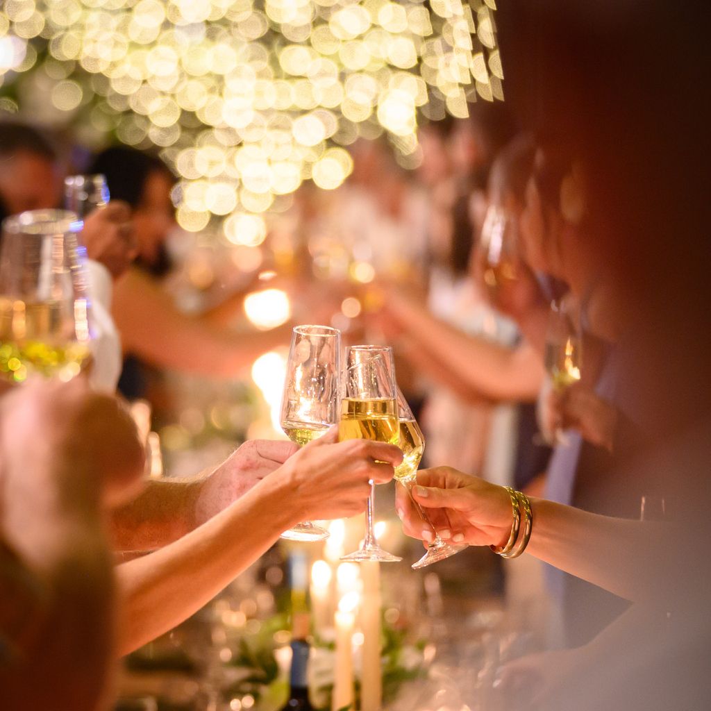 Imagen de gente brinando con cava.