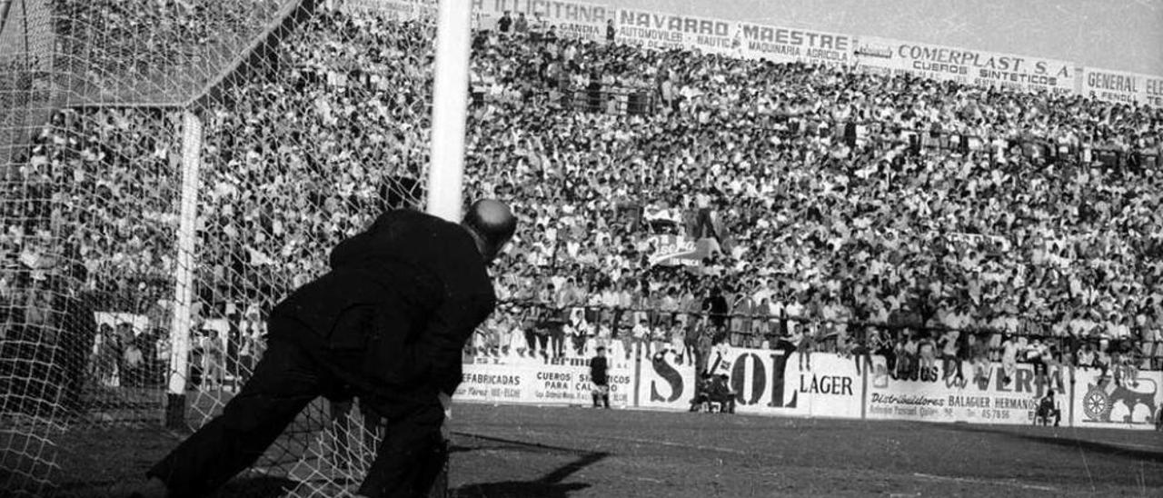 Lombardía abandona el terreno de juego de Altabix escoltado por la Policía y acompañado por el delegado del Oviedo en aquel partido, Francisco Izquierdo Valdés.