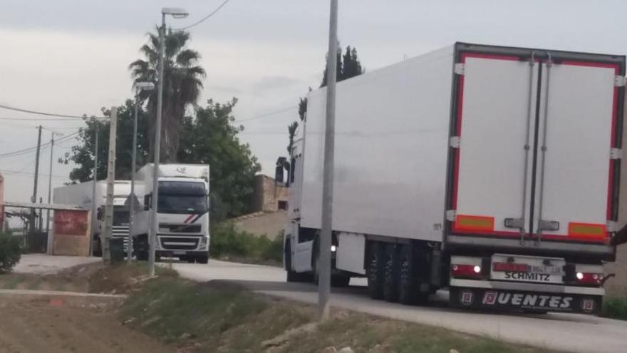 Camino rural en las inmediaciones de la zona en la que se va a instalar la gasolinera y que ya presenta muchos problemas de tráfico