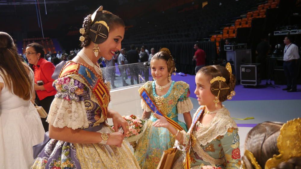 Alicia Moreno departe con las nuevas infantiles.