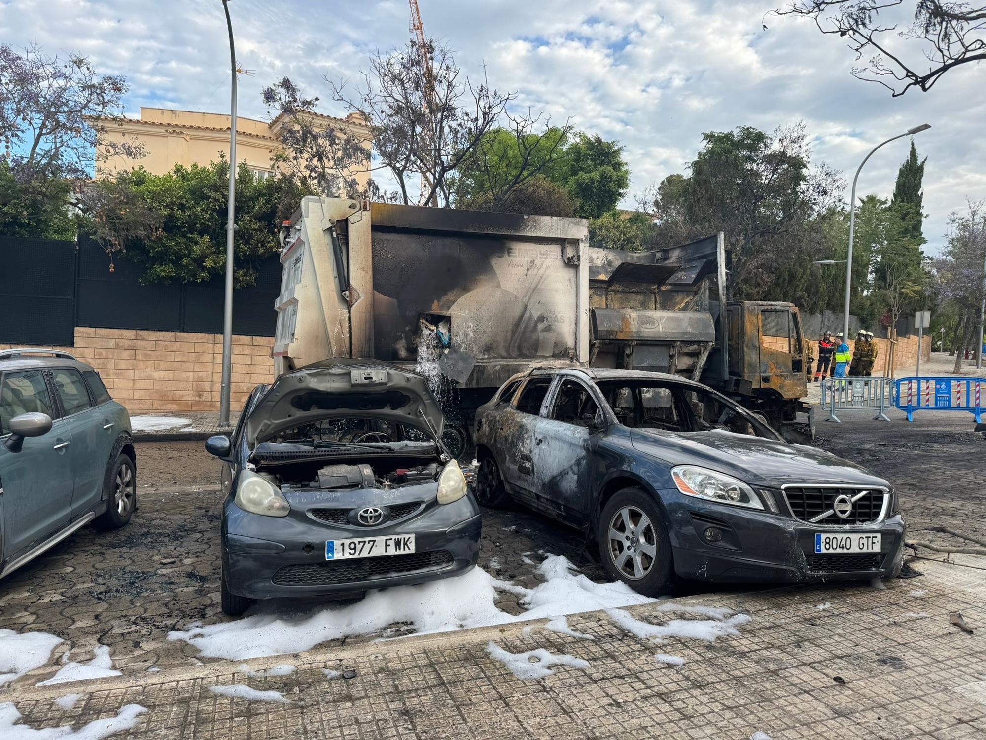 Un incendio destruye un camión de Emaya, tres coches y varios contenedores en Palma