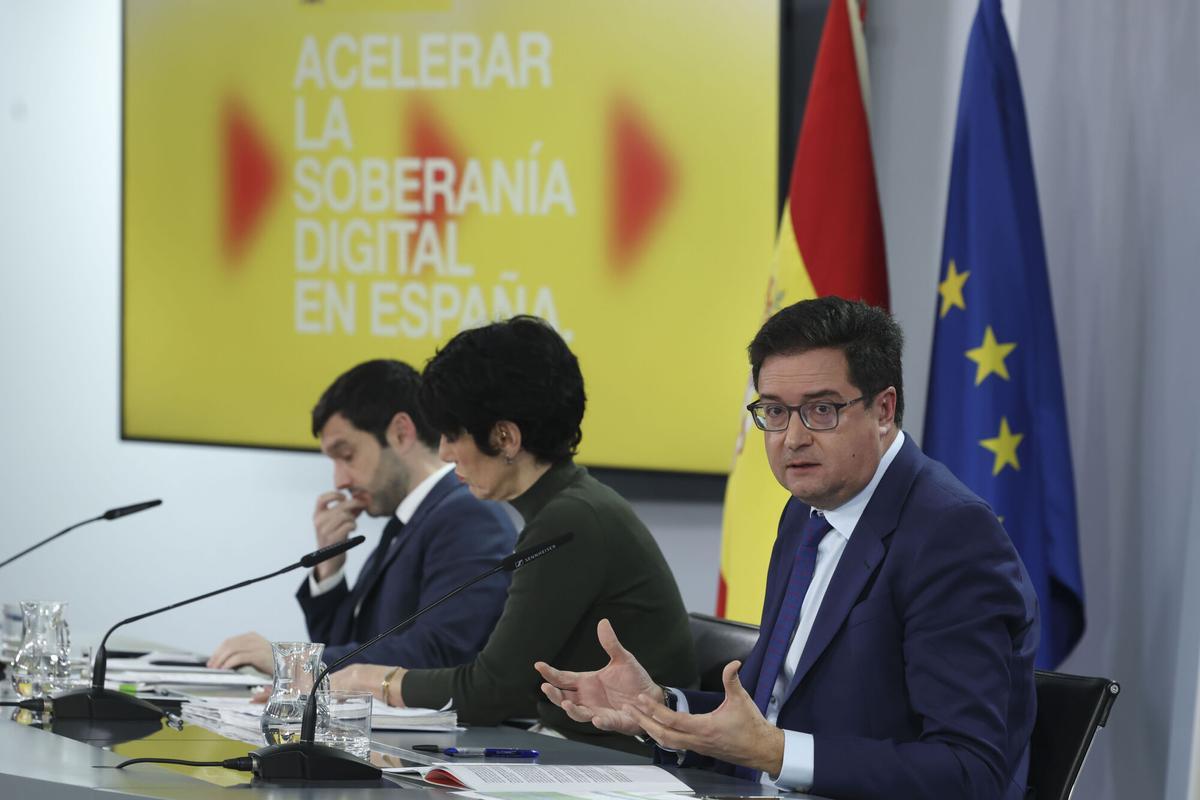 El ministro de Transformación Digital, Óscar López, en rueda de prensa tras el Consejo de Ministros junto a la portavoz del Gobierno, Elma Saiz, y el titular de Derechos Sociales, Pablo Bustinduy.