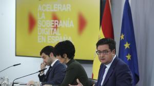 El ministro de Transformación Digital, Óscar López, en rueda de prensa tras el Consejo de Ministros junto a la portavoz del Gobierno, Elma Saiz, y el titular de Derechos Sociales, Pablo Bustinduy. 