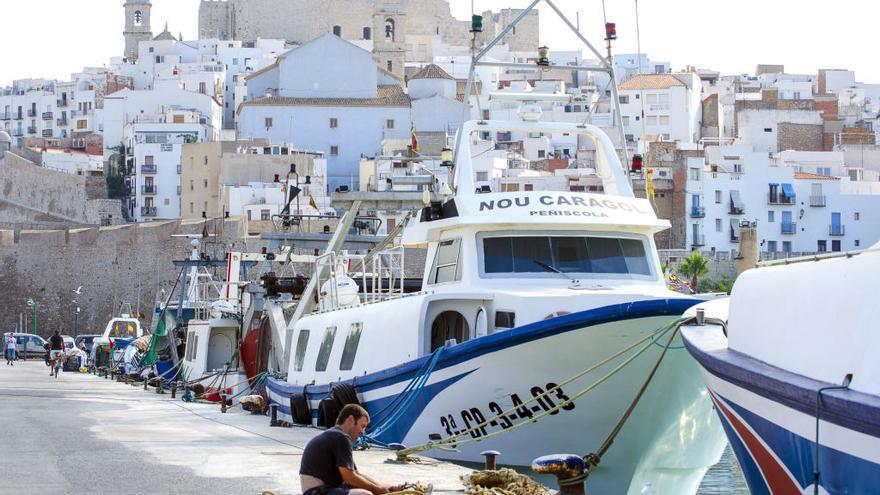 Buque pesquero en el puerto de Peñíscola