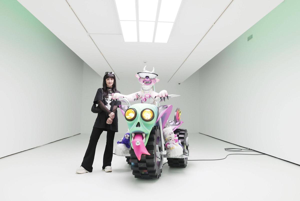 Bel Fullana con su primera escultura, 'Tractor Buddy'