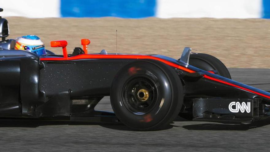 Fernando Alonso conduce su McLaren en Jerez.