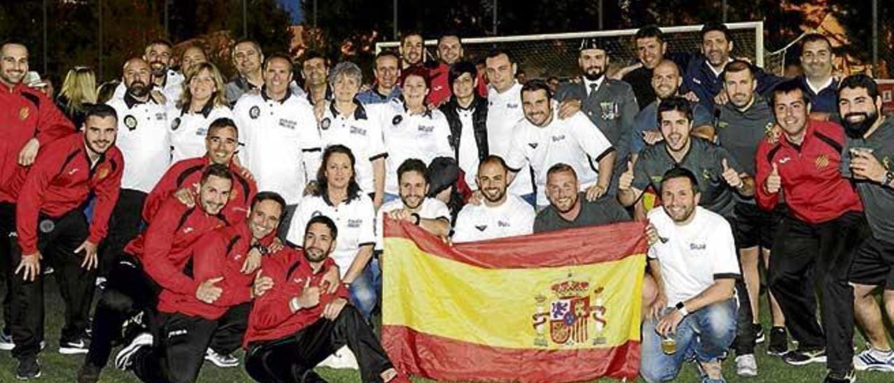 Componentes del Mallorca Tournament Santa Ponça posan en el inicio del torneo.