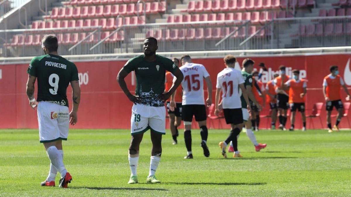 Djak Traoré muestra su decepción tras caer derrotado el Córdoba CF ante el Sevilla Atlético en el Jesús Navas, esta temporada.