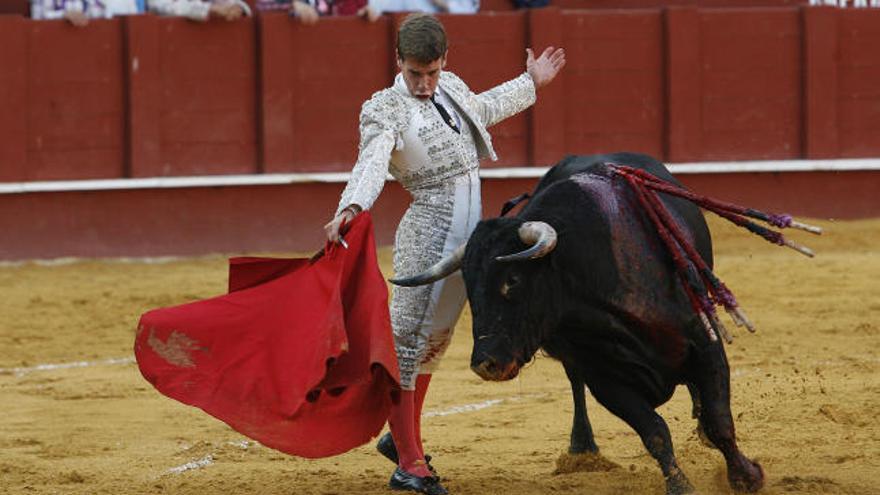 El novillero Fernando Rey corta dos orejas en el inicio de la Feria