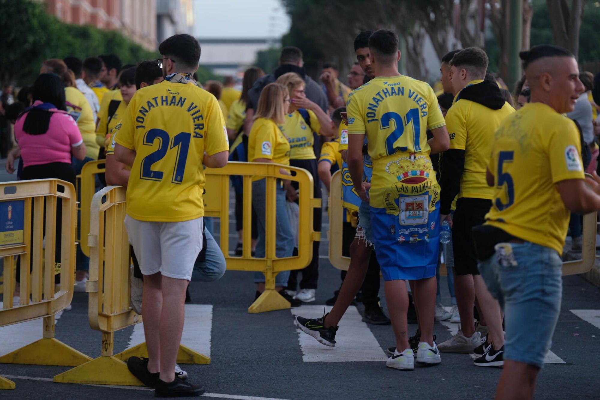 Los aficionados de la UD Las Palmas reciben la guagua con los jugadores antes del derbi