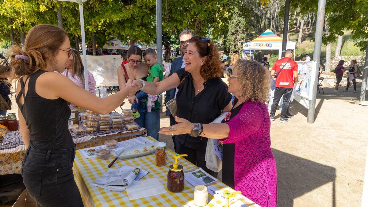 Olga Morales, nueva alcaldesa de Viladecans, en la Fiesta de la Miel.