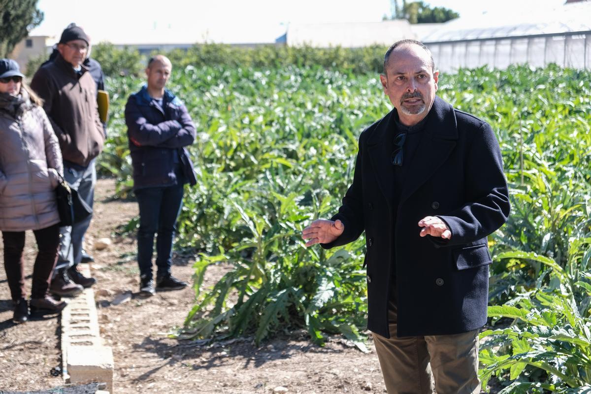 Joaquín Parra explica las investigaciones en el campo de ensayo.