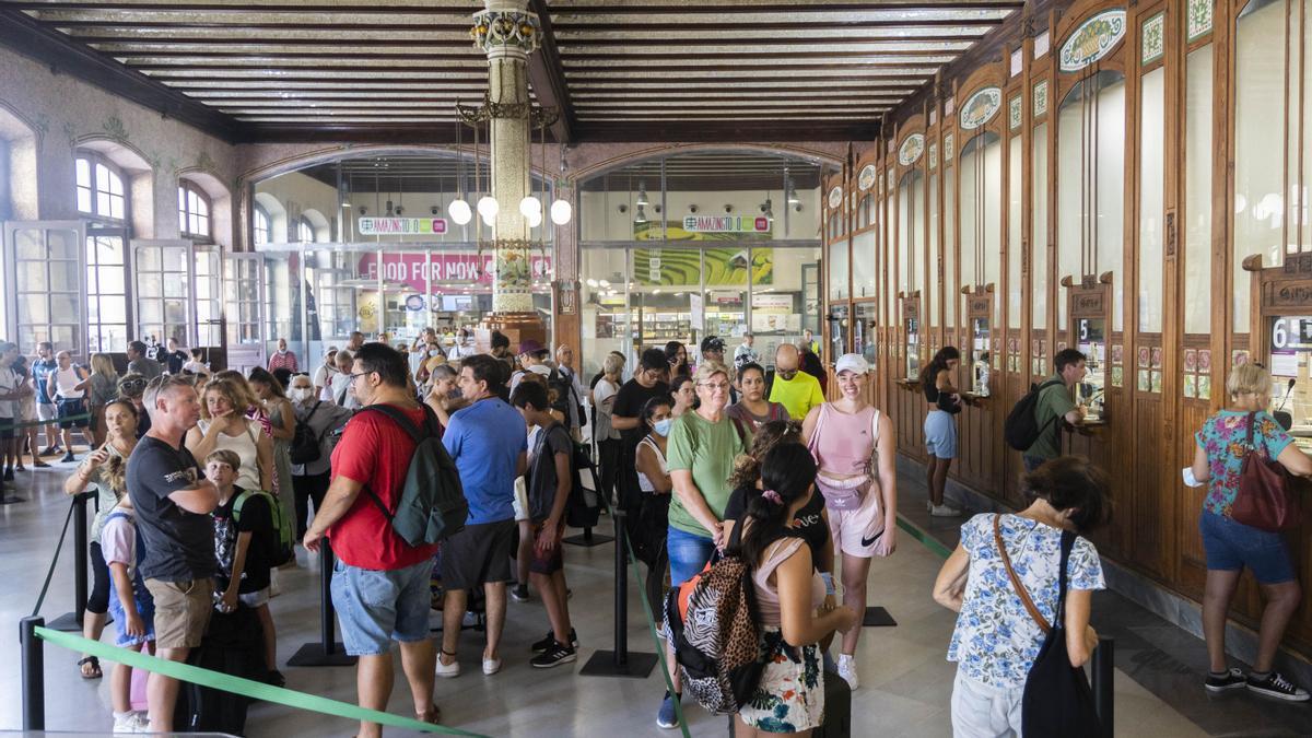 Colas en la estación del Norte de València para obtener los abonos gratuitos de Renfe