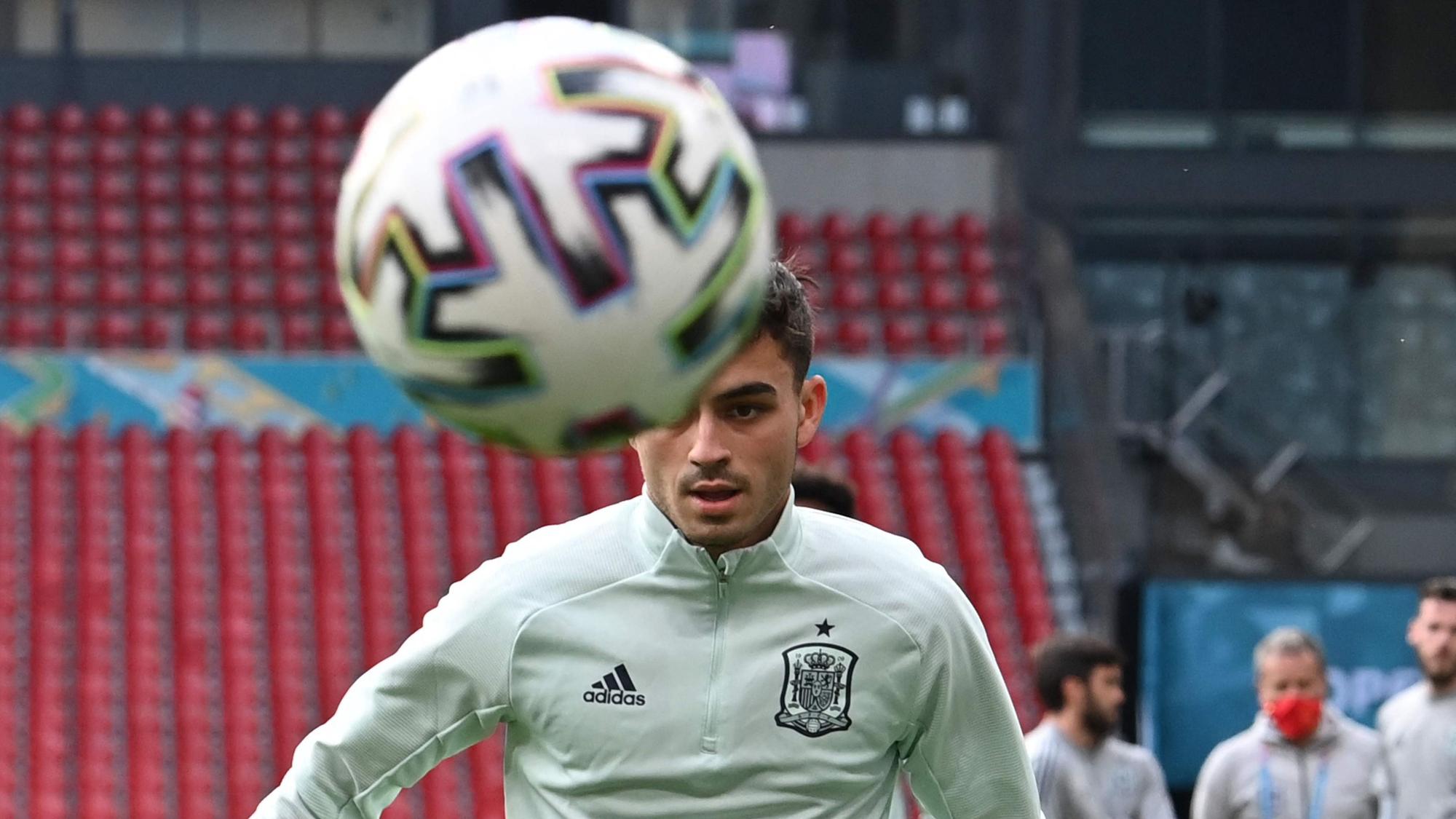 Pedri, durante el entrenamiento en el Parken Stadium.