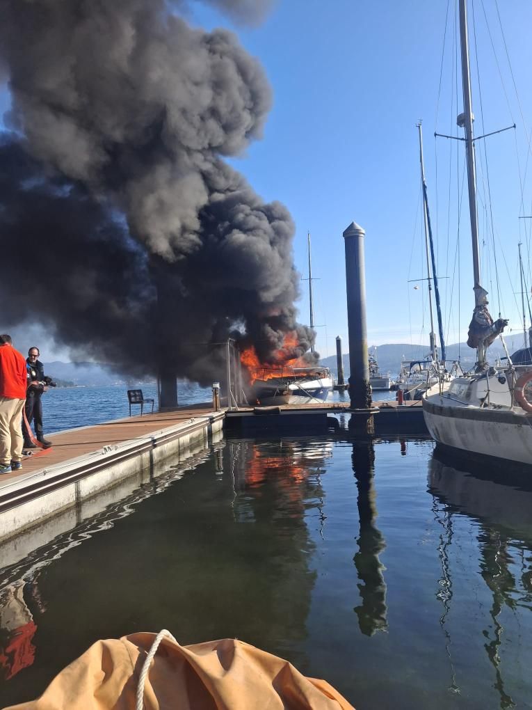Una columna de humo se levanta en la ría de Vigo: arde una embarcación en San Adrián de Cobres