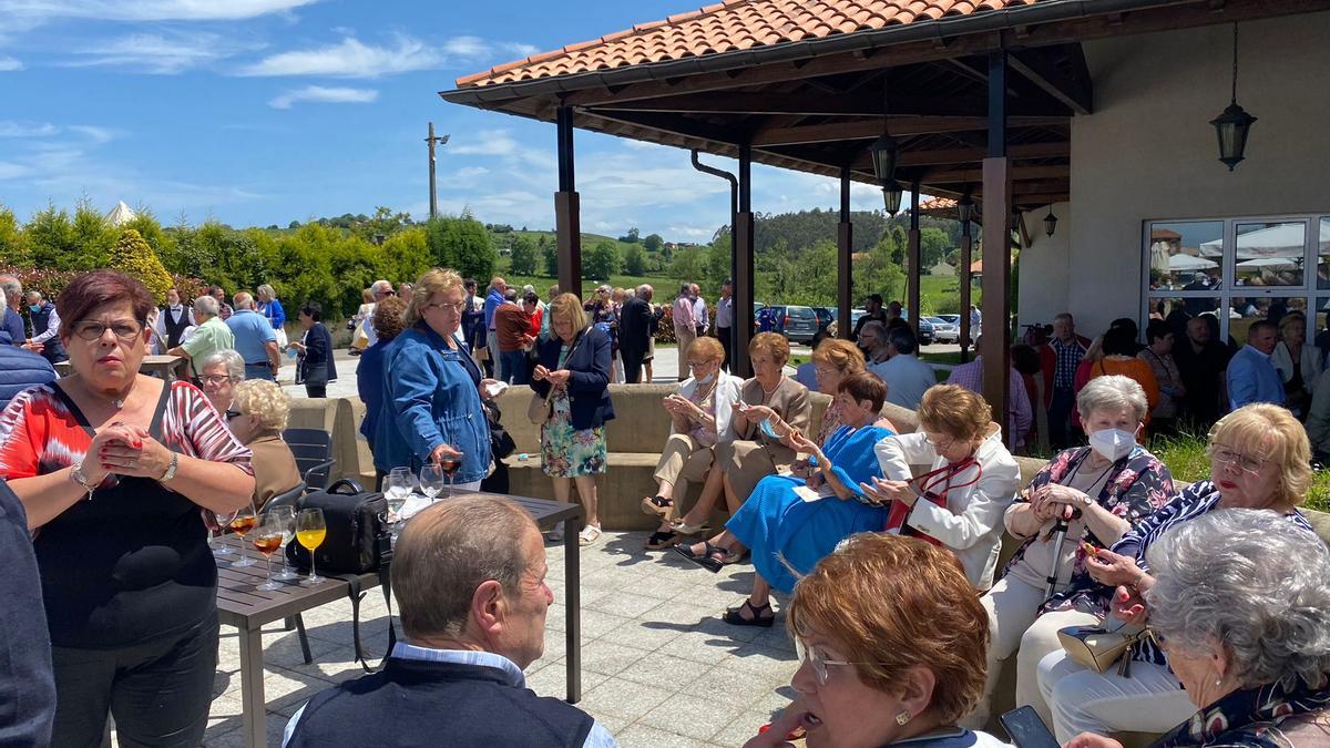 Asistentes, durante el aperitivo.