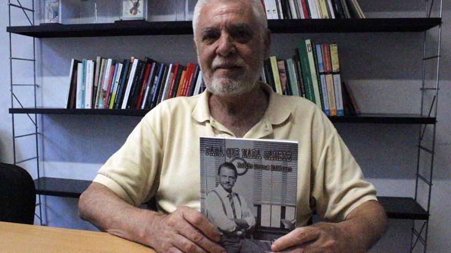 El economista Emilio Torres, con su novela &#039;Para que nada cambie&#039;.