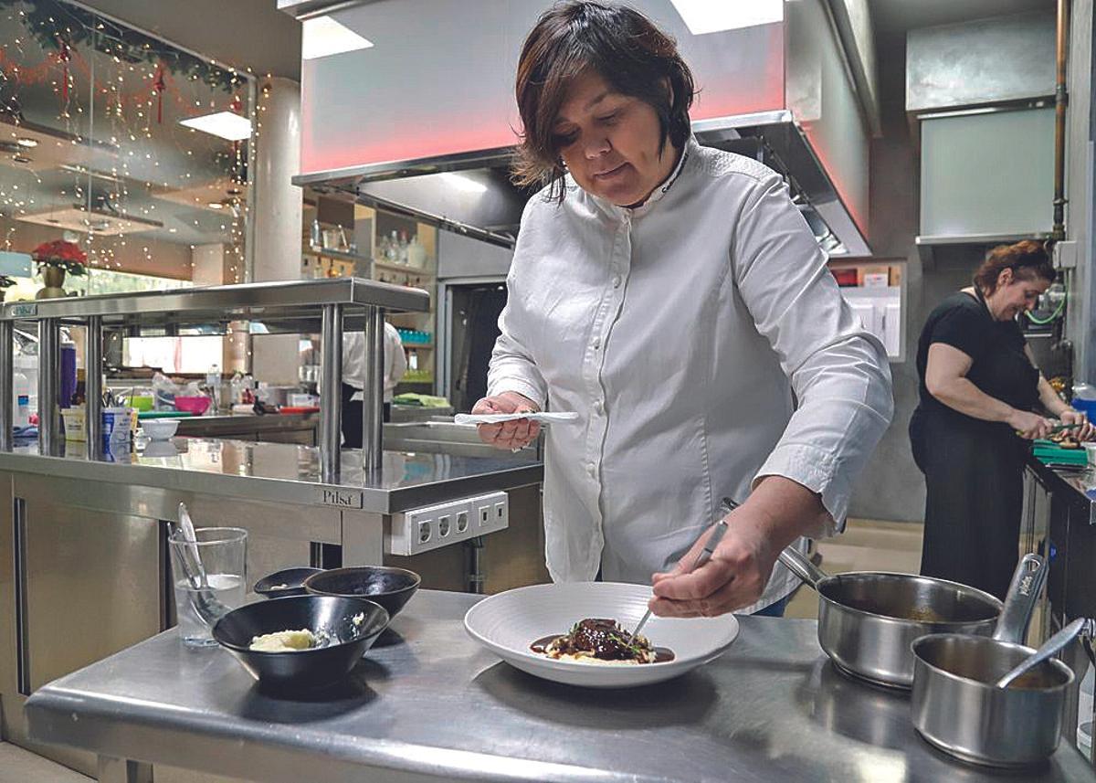 La chef Celia Jiménez, en la elbaoración de un plato.