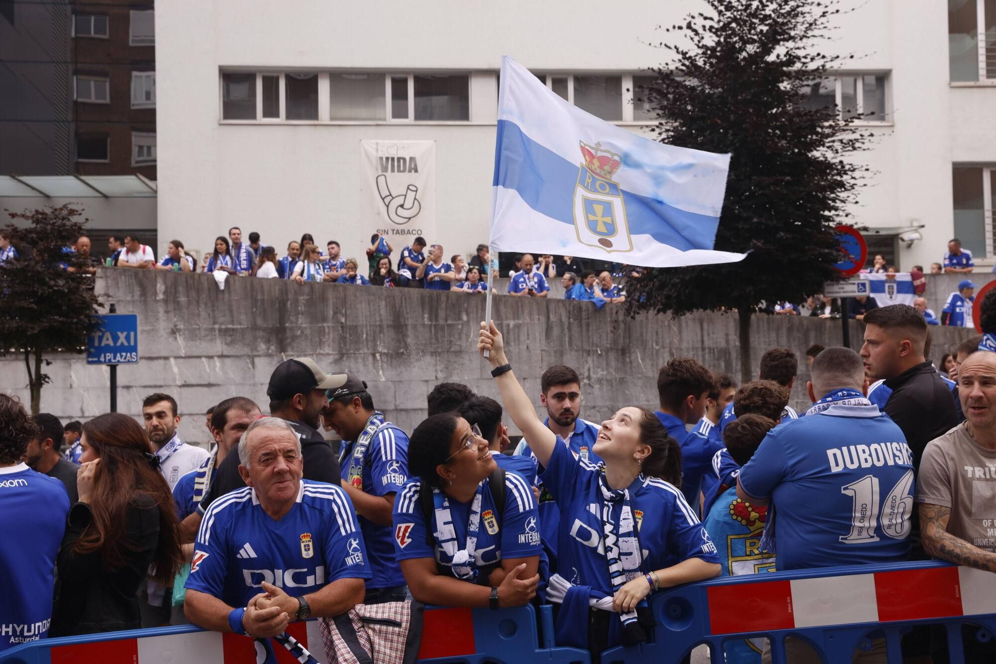 EN IMÁGENES: Espectacular recibimiento de la afición del Oviedo a su equipo antes de la vuelta por el ascenso contra el Almería