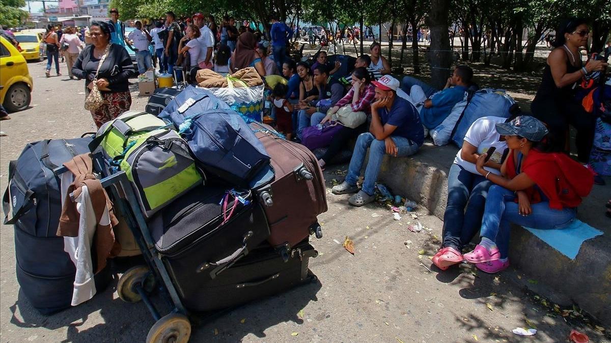 Venezolanos esperando entrar en Colombia.