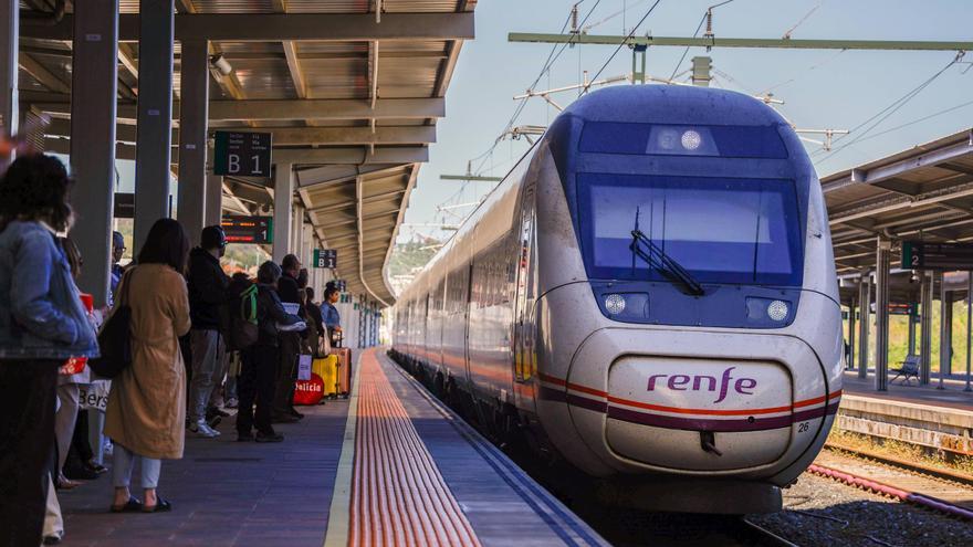 Renfe deja &#039;tirados&#039; a un grupo de viajeros en la estación de Santiago: &quot;Tocábamos en el tren y no nos abrían&quot;