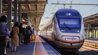 Renfe deixa 'tirados' a un grupo de viaxeiros na estación de Santiago: "Tocabamos no tren e non nos abrían"