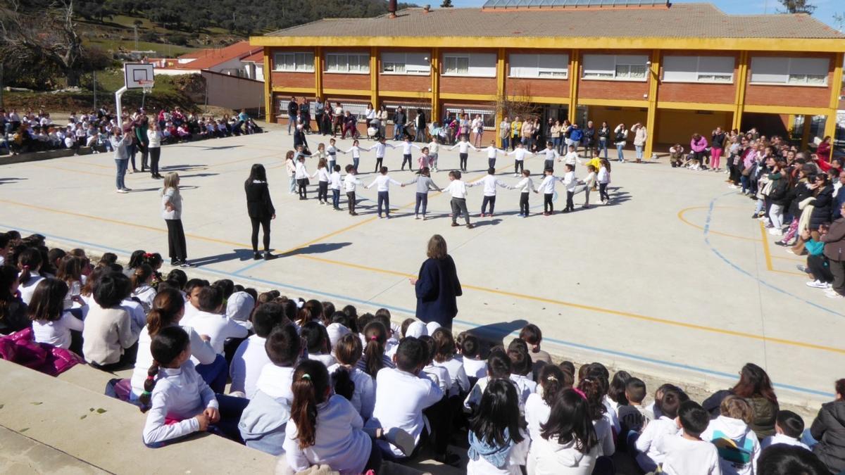 La comunidad educativa de ‘El Llano’ conmemoró la Semana de Extremadura en la Escuela.