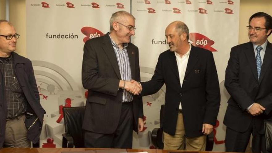 Roberto Hartasánchez (FAPAS); el alcalde, José Antonio Mesa; Nicanor Fernández, presidente de la Fundación EDP; y Ricardo Sánchez Santander, director de marketing, ayer, en Oviedo.