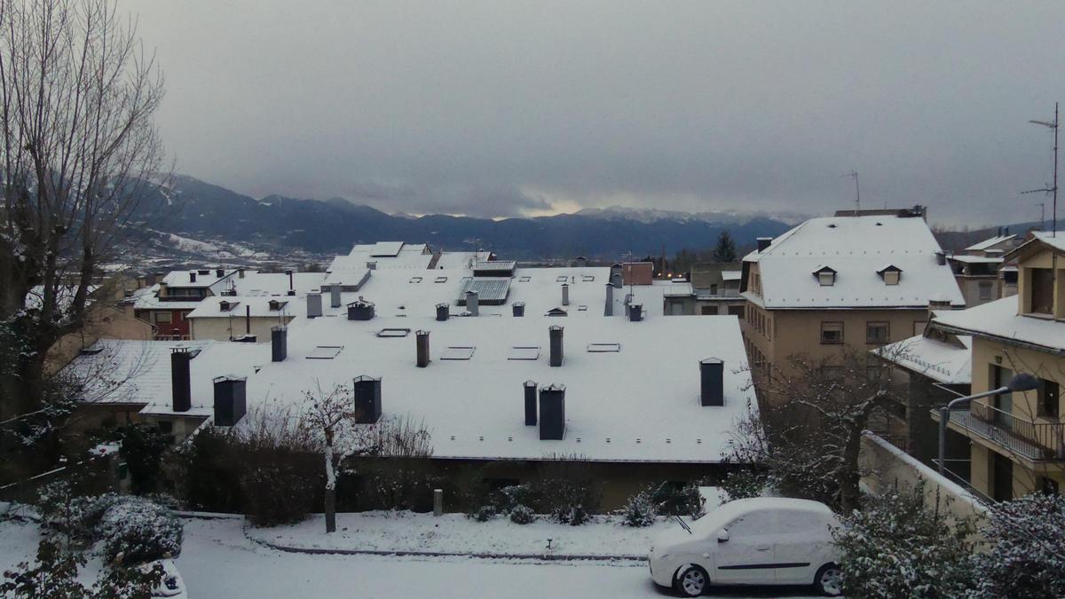 La primera enfarinada als teulats de Puigcerdà