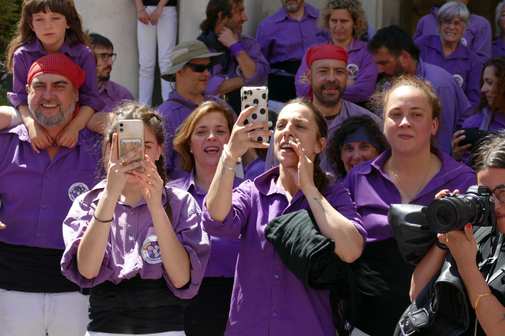 La plaça es tenyeix de colors amb la Diada Castellera de Santa Creu