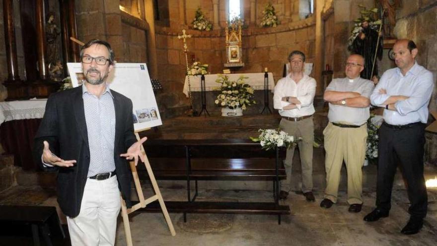 Un técnico explica el proyecto de restauración de la capilla, junto a Louzán (derecha), el párroco y el alcalde de Meis. // Noé Parga