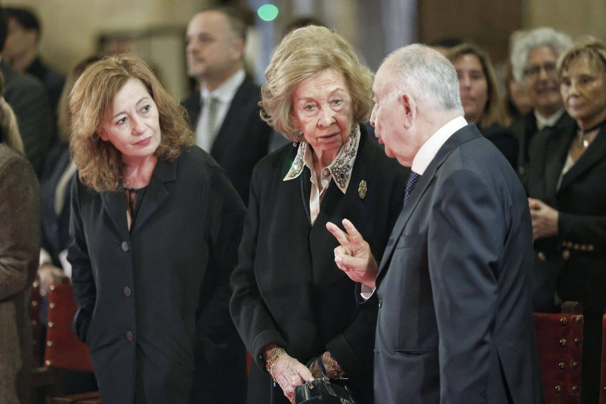 Doña Sofía y las infantas Elena y Cristina, acompañadas de Victoria Federica e Irene Urdangarin, en el Concierto de Semana Santa que se celebra en la Catedral de Mallorca