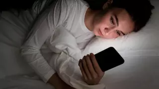 Jana Fernández, experta en sueño, avisa qué debemos evitar antes de dormir:"Es la señal que le dice al cerebro que es momento de activarnos"