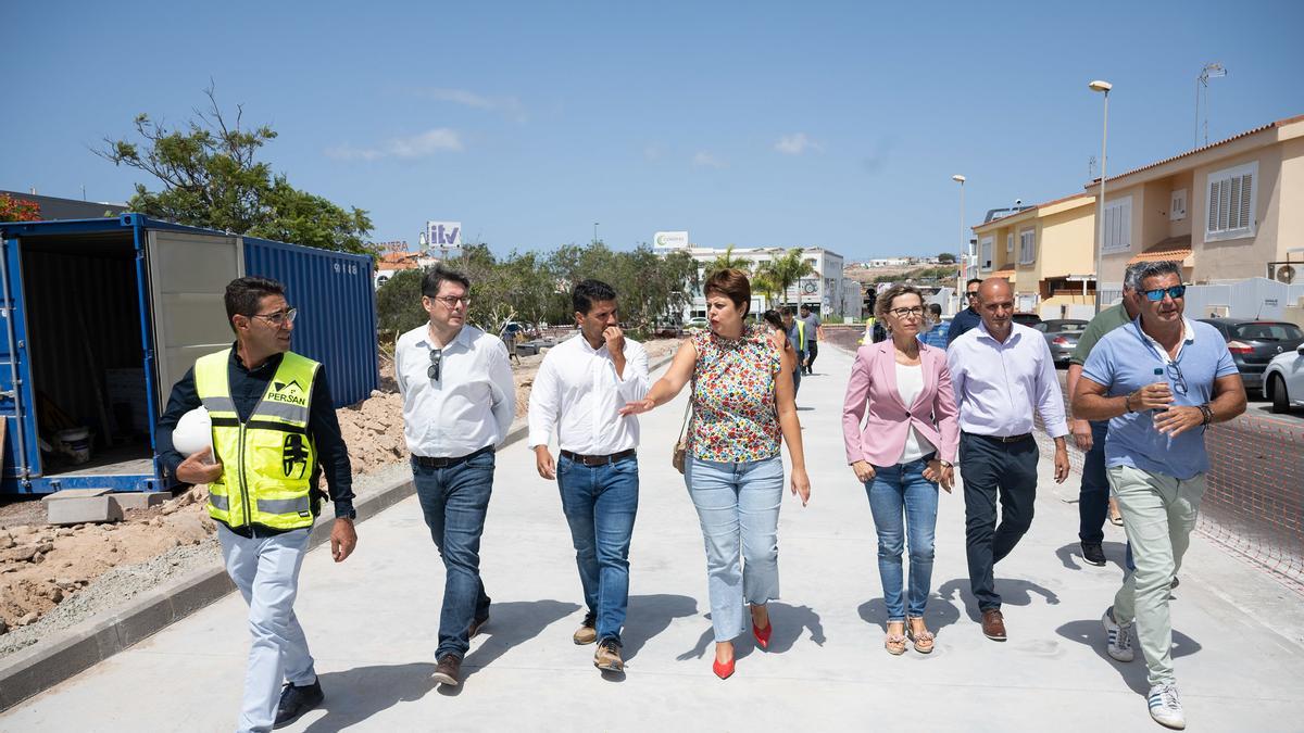 En el centro, la alcaldesa de San Bartolomé de Tirajana, Conchi Narváez, y la consejera de Industria y Comercio del Cabildo, Minerva Alonso, junto a otras autoridades en la visita al parque empresarial de El Tablero.