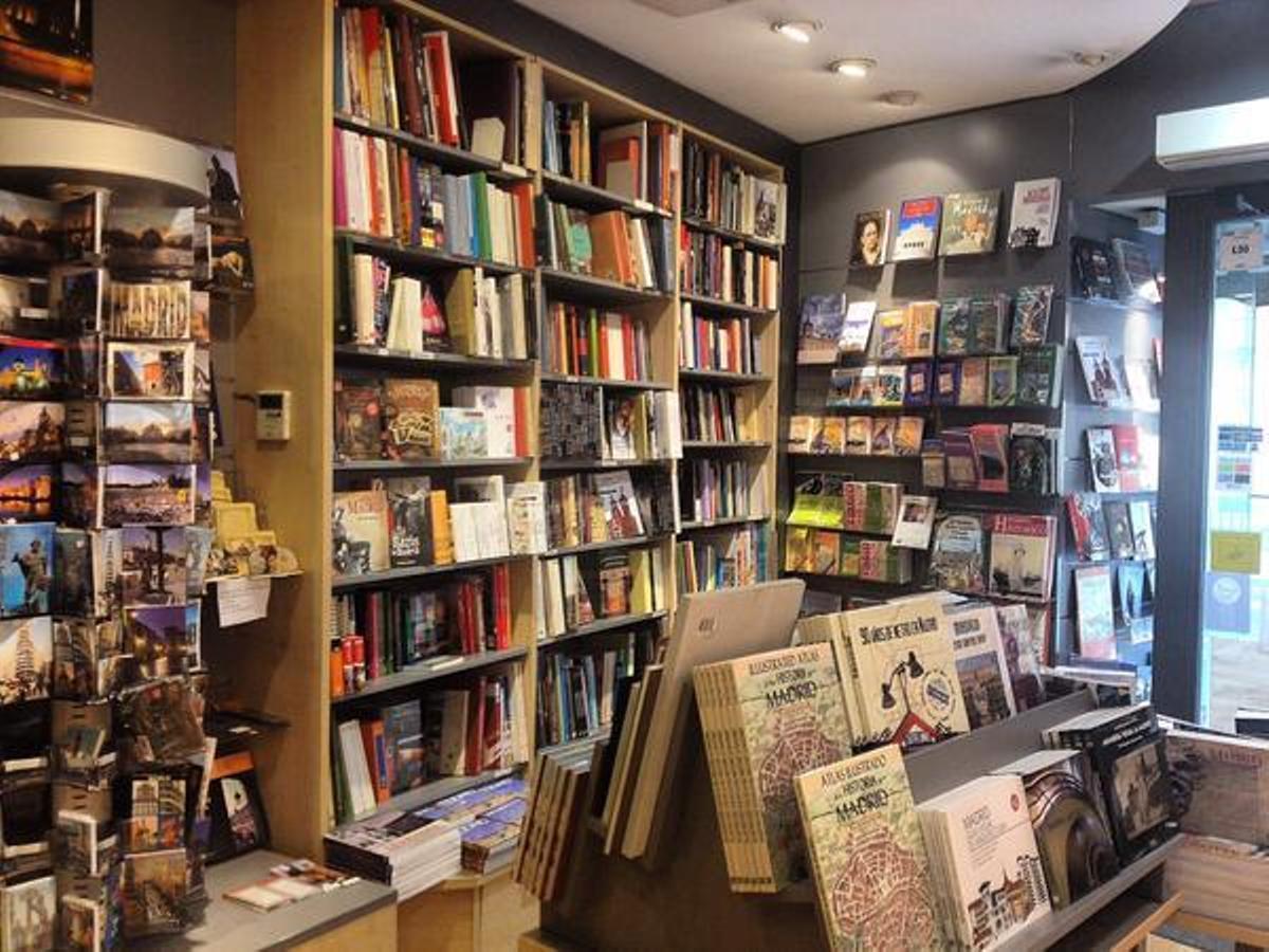 'La Librería' no busca imponerse con grandes escaparates, sino que conquista desde el encanto, el trato cercano y las recomendaciones cuidadas
