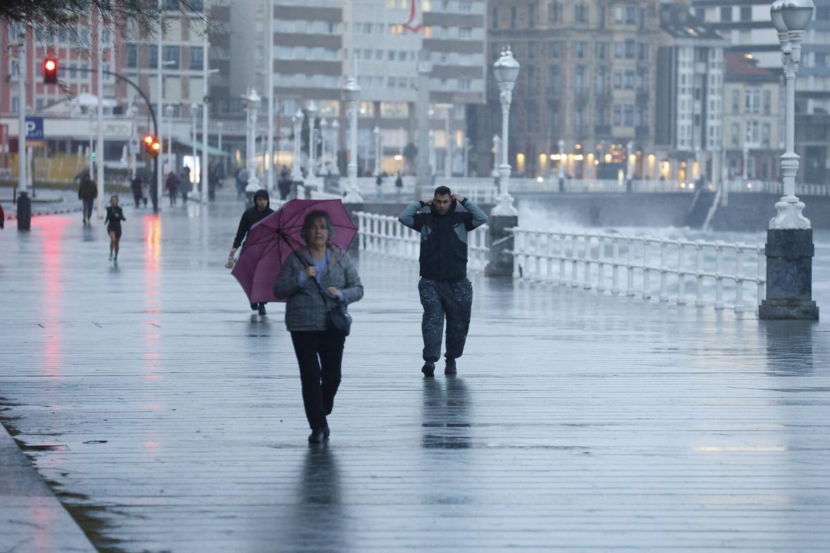 Así se vivió en Gijón el temporal, con olas de seis metros