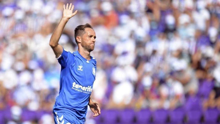 Míchel Herrero saluda a la grada del Heliodo Rodríguez López antes de ser sustituido.