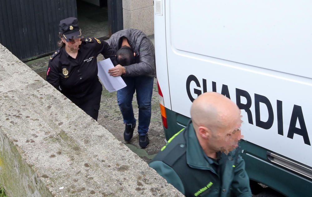 Detenidos conducidos al furgón para ingresar en A Lama. // M. G. Brea