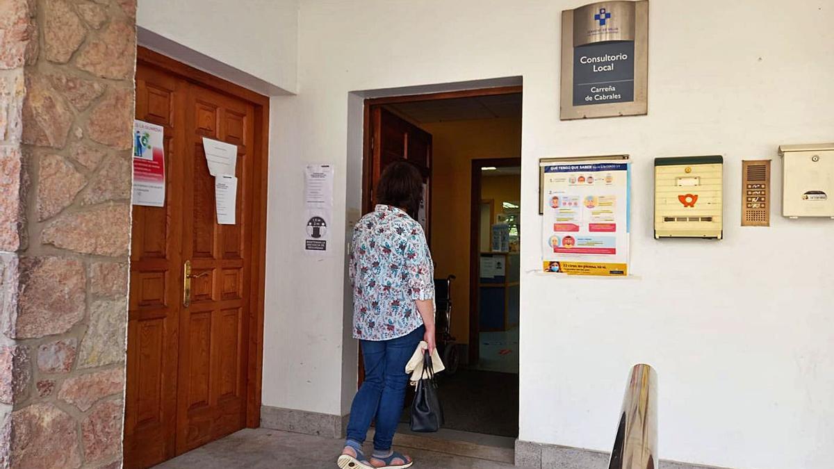 Una vecina de Arenas, entrando ayer en el consultorio médico de Carreña. | María Villoria