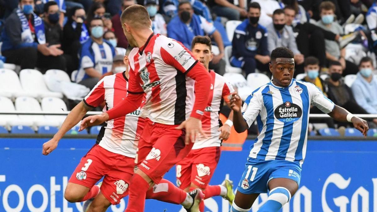 William, rodeado de defensas durante el partido contra el Zamora la temporada pasada.